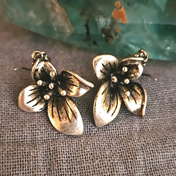 Lucky Brand Jewelry - Lucky brand silver Lily fish hook earrings EUC